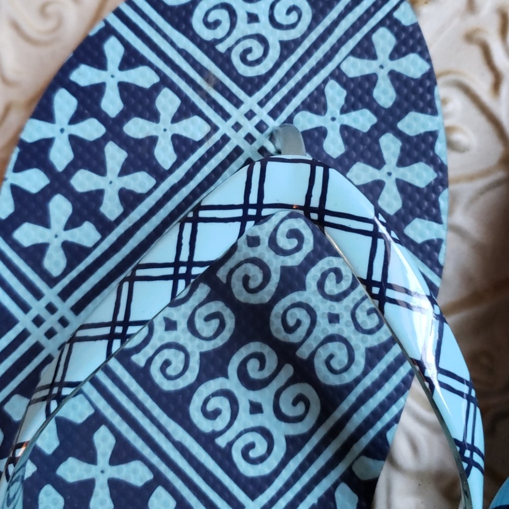 Vera Bradley flip flops - Picture 2 of 5